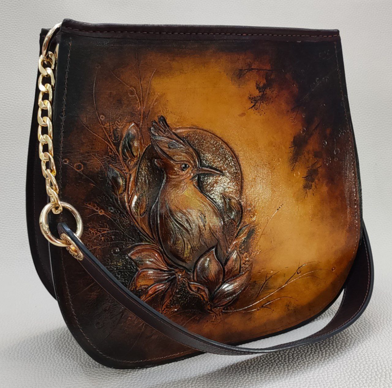 کیف دوشی بانوانه چرم ترک با حکاکی برجسته